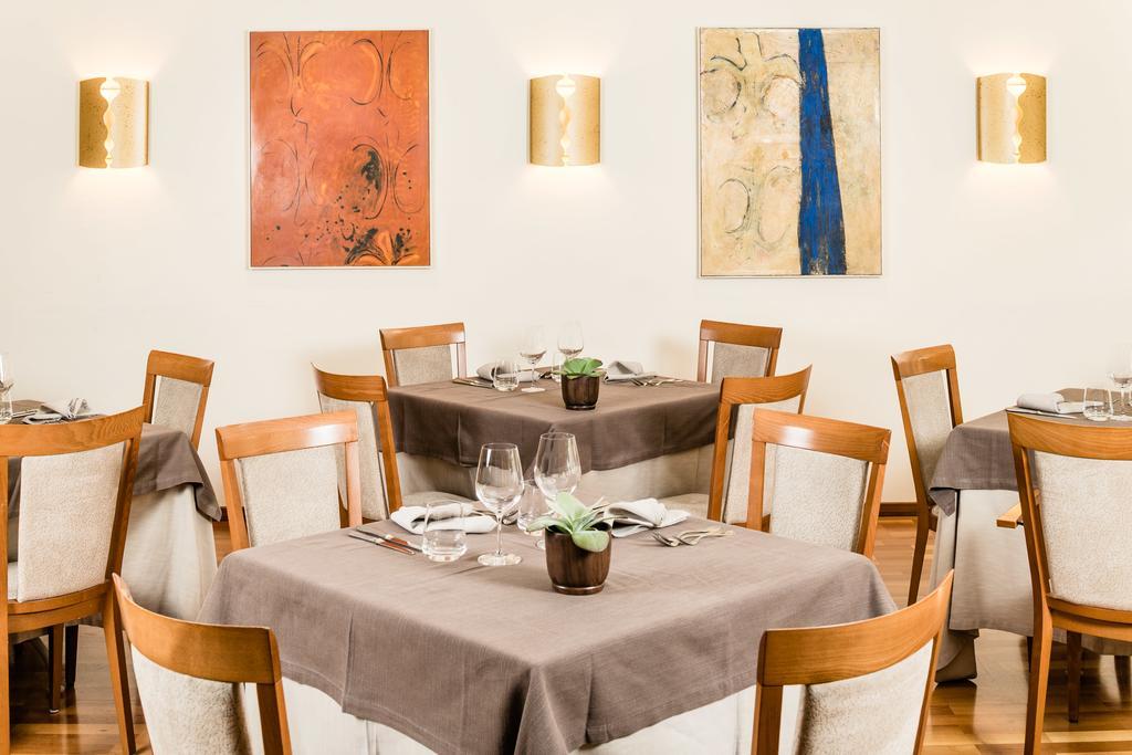 Hotel Restaurant Lilie Випитено Екстериор снимка