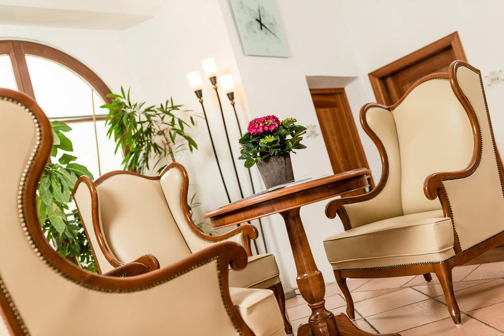 Hotel Restaurant Lilie Випитено Екстериор снимка