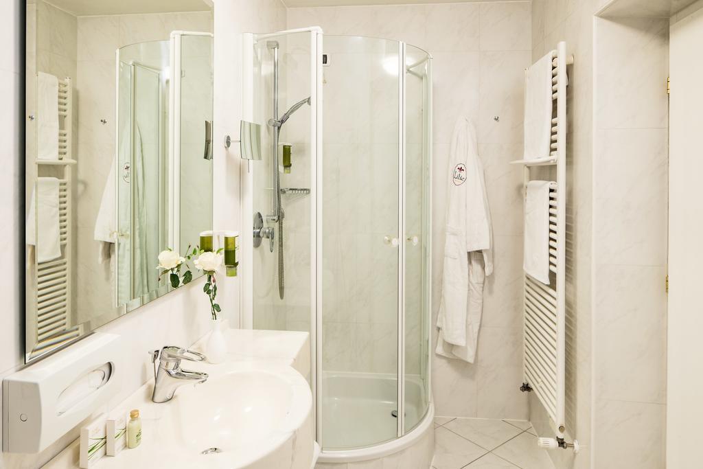 Hotel Restaurant Lilie Випитено Екстериор снимка