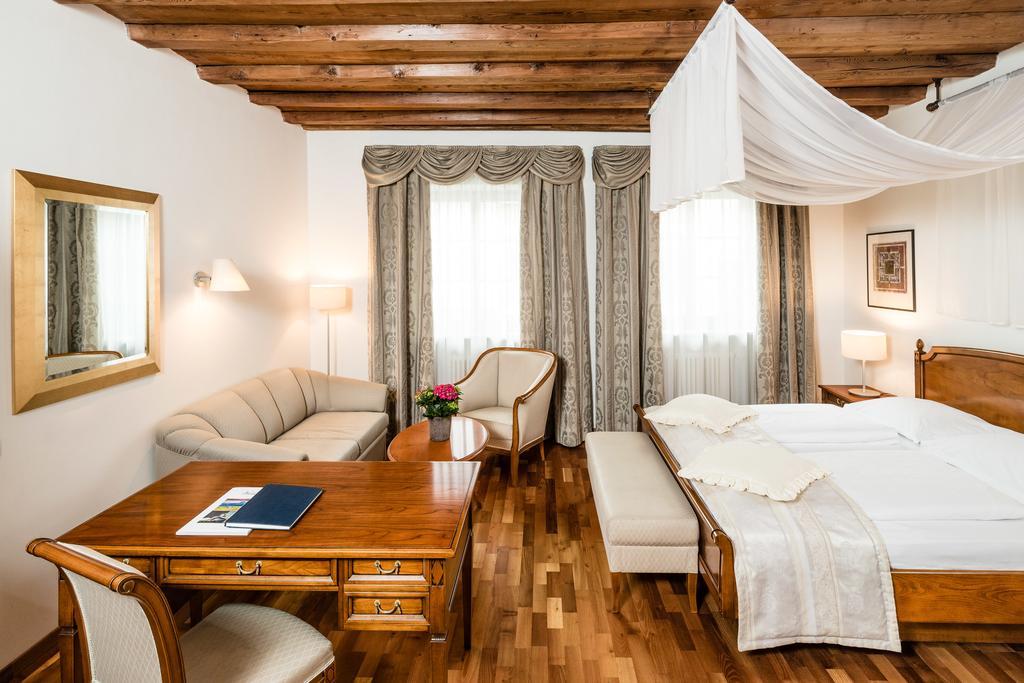 Hotel Restaurant Lilie Випитено Екстериор снимка