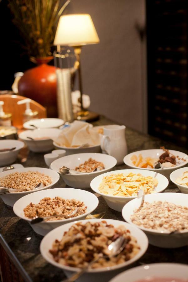 Hotel Restaurant Lilie Випитено Екстериор снимка